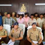थाना चोलापुर पुलिस व एसओजी की संयुक्त टीम द्वारा चेकिंग के दौरान शस्त्र एवं कारतूस की बिक्री करने वाले 07 नफर अभियुक्तगण गिरफ्तार, कब्जे से अवैध शस्त्र व कारतूस तथा चोरी की 01 अदद मोटर साइकिल बरामद किया गया