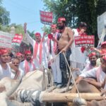 लखनऊ में समाजवादी पार्टी का जोरदार प्रदर्शन, जिला कलेक्टर को सौंपा ज्ञापन