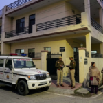 महिला ने पंखे के कुंडे से फंदा बनाकर फांसी लगाई.