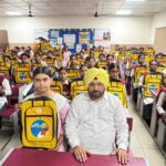 लोक निर्माण मंत्री हरभजन सिंह ई.टी.ओ. ने सरकारी स्कूलों के विद्यार्थियों को नि:शुल्क स्कूल बैग वितरित किए