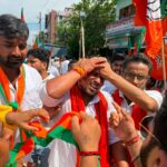 बिहार की राजधानी पटना में बवालः भोजपुरी फिल्मों के मशहूर गीतकार से नेता बने भाजपा विधायक विनय बिहारी की गाड़ी पर पथराव, नेता की पिटाई, नीट पेपर लीक पर छात्रों का उग्र प्रदर्शन  