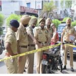 अमृतसर में पुलिस का हथियार छीनने मे बदमाश घायल, कारोबारी पर फायरिंग केस में दोनों शूटर गिरफ्तार, एक की दीवार कूदने में टूटी टांग