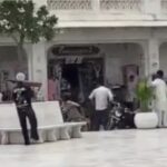 गोल्डन टेंपल के बाहर दो सगी बहनें लड़ी वीडियो वायरल, माथा टेकने से पहले दोनों में हुई बहस एक ने दूसरे को थप्पड़ मारा फिर मौके से भाग गई