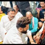 भरत तिवारी के घर पहुंचे केंद्रीय मंत्री चिराग पासवान, घुटनों के बल बैठकर दी श्रद्धांजलि, जीतन राम मांझी ने लिया ’यू-टर्न’, बहुजन महापंचायत के आयोजकों से की बड़ी अपील