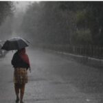 Heavy Rain Alert : अगले 14 घंटे हो सकते हैं ख़तरनाक, 80 Kmph की रफ़्तार से चलेंगी तेज हवाएं, जानिए IMD ने किन राज्यों में जारी किया गया अलर्ट