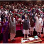 NDA संसदीय दल की बैठक में मंगल मिलन में गूंजा वंदे मातरम,पीएम मोदी समेत सांसदों ने लहराया तिरंगा, भारत माता की जय के लगे जयकारे