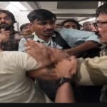 दिल्ली मेट्रो में महिला की फोटो खींचते पकड़ा गया सीआईएसएफ जवान, लोगों ने जमकर किया बवाल