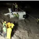 उत्तराखंड के ऋषिकेश में उफ़नती नदी में मैक्स गाड़ी पलटी,दो लोग निकले जिंदा एसडीआरएफ ने चलाया रेस्क्यू ऑपरेशन