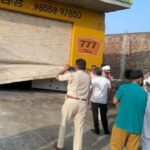 चीनी की 100 बोरियां गाड़ी में भर कर ले गए चोर, दुकानदारों में दहशत