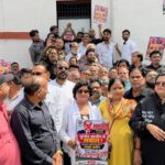 आगरा में मुख्य चुनाव आयुक्त के विरुद्ध कांग्रेस का हल्ला बोल प्रदर्शन