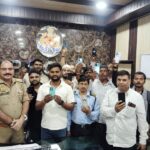 लखनऊ पुलिस ने लौटाई मुस्कान, 12 खोए मोबाइल मालिकों को सौंपे