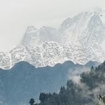 Chamba: मणिमहेश डल झील सहित ऊंची पहाड़ियों पर बर्फबारी, निचले क्षेत्रों में बारिश